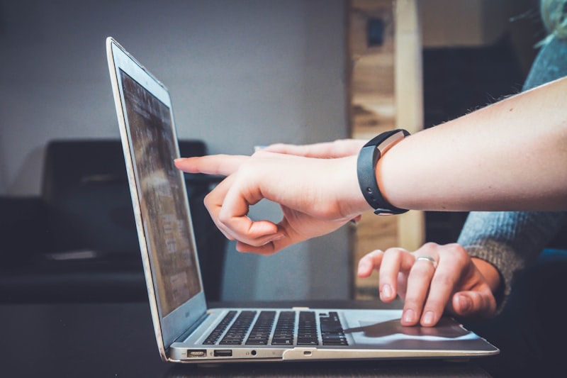 Enseignant enregistrant un cours en ligne de qualité